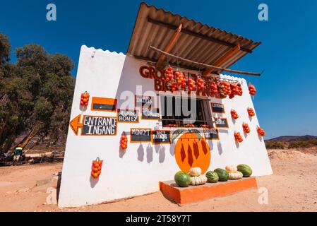 Un étal orange à côté de la route vendant des fruits et légumes dans le Cap occidental en Afrique du Sud Banque D'Images