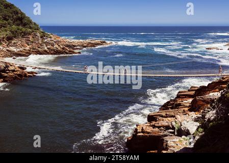 Les gens traversent le pont suspendu à Storms River près de Port Elizabeth en Afrique du Sud Banque D'Images