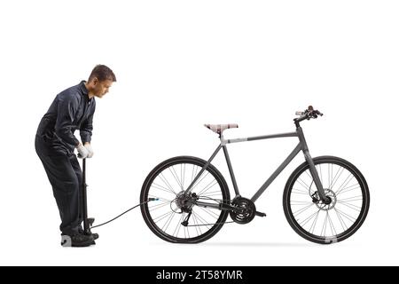 Mécanicien de bicyclette utilisant une pompe manuelle pour un pneu crevé isolé sur fond blanc Banque D'Images