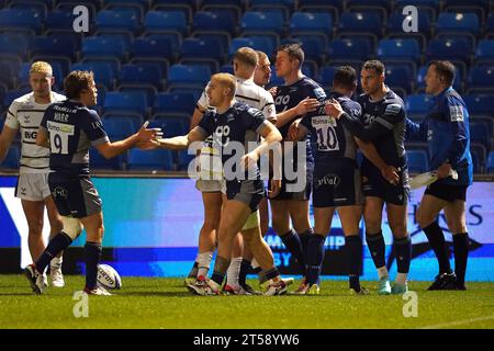 Arron Reed de sale Sharks (au centre) célèbre avoir marqué le premier essai de son équipe avec son coéquipier Gus Warr (à gauche) lors du match Gallagher Premiership au stade AJ Bell, à Eccles. Date de la photo : Vendredi 3 novembre 2023. Banque D'Images