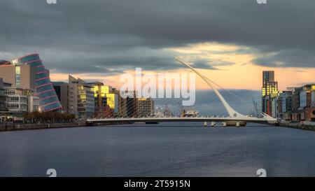 Magnifique pont Samuel Beckett en forme de harpe sur la rivière Liffey, entouré de bâtiments modernes de convention, de bureaux et d'appartements, Dublin, Irlande Banque D'Images