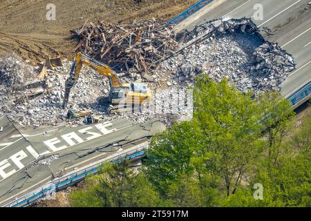 Photo aérienne, pont autoroutier détruit Rahmede près de Lüdenscheid, travaux de nettoyage et évaluation des dommages, Lüdenscheid, Sauerland, Rhénanie-du-Nord-Westphalie, G Banque D'Images