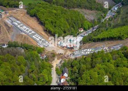 Photo aérienne, pont autoroutier détruit Rahmede près de Lüdenscheid, travaux de nettoyage et évaluation des dommages, Lüdenscheid, Sauerland, Rhénanie-du-Nord-Westphalie, G Banque D'Images