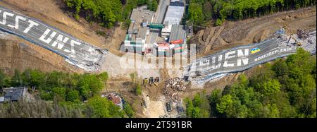 Photo aérienne, pont autoroutier détruit Rahmede près de Lüdenscheid, travaux de nettoyage et évaluation des dommages, Lüdenscheid, Sauerland, Rhénanie-du-Nord-Westphalie, G Banque D'Images