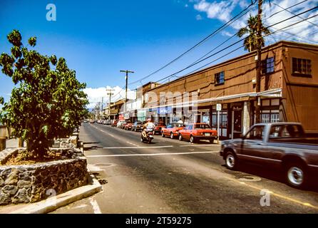 Lahaina, Maui, Hawaï, 2 juin 1989 - Old Slide of View of Old Lahaina Harbor, et Street, par une belle journée ensoleillée d'été Banque D'Images