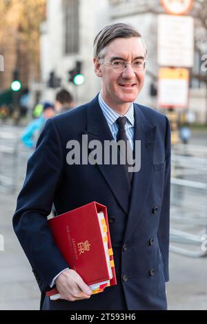 Le député conservateur Jacob Rees-Mogg, portant un dossier rouge intitulé leader de la Chambre des communes avec des onglets marqués contrats de restauration. Arrivée au Parlement Banque D'Images