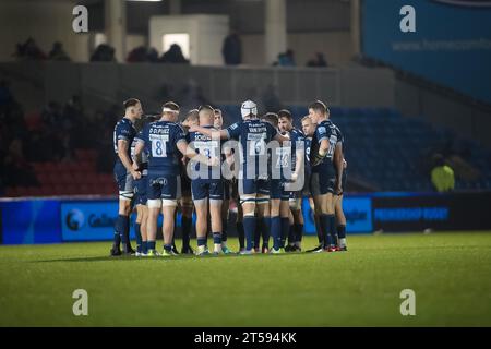 Manchester, Royaume-Uni. 03 novembre 2023. Sale Huddle*** lors du Gallagher Premiership Rugby match entre sale Sharks et Gloucester au stade AJ Bell, Manchester, Royaume-Uni, le 3 novembre 2023. Photo de Simon Hall. Usage éditorial uniquement, licence requise pour un usage commercial. Aucune utilisation dans les Paris, les jeux ou les publications d'un seul club/ligue/joueur. Crédit : UK Sports pics Ltd/Alamy Live News Banque D'Images