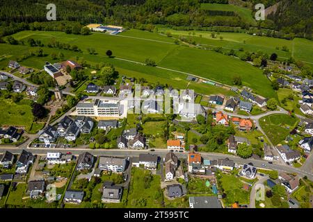 Vue aérienne, église catholique Antonius, mémorial Langscheid, nouveau bâtiment résidentiel, Langscheid, Sundern, Sauerland, Rhénanie du Nord-Westphalie, Allemagne, Banque D'Images