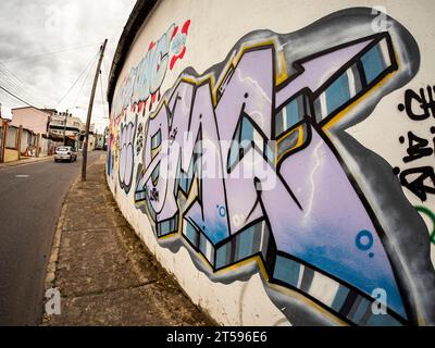 Graffiti urbain dans la ville de Tunja, Colombie, Amérique du Sud Banque D'Images