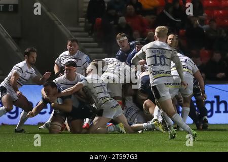 Manchester, Royaume-Uni. 03 novembre 2023. Sale Try*** lors du match de rugby Gallagher Premiership entre sale Sharks et Gloucester au stade AJ Bell, Manchester, Royaume-Uni, le 3 novembre 2023. Photo de Simon Hall. Usage éditorial uniquement, licence requise pour un usage commercial. Aucune utilisation dans les Paris, les jeux ou les publications d'un seul club/ligue/joueur. Crédit : UK Sports pics Ltd/Alamy Live News Banque D'Images