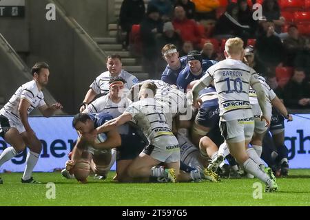 Manchester, Royaume-Uni. 03 novembre 2023. Sale Try*** lors du match de rugby Gallagher Premiership entre sale Sharks et Gloucester au stade AJ Bell, Manchester, Royaume-Uni, le 3 novembre 2023. Photo de Simon Hall. Usage éditorial uniquement, licence requise pour un usage commercial. Aucune utilisation dans les Paris, les jeux ou les publications d'un seul club/ligue/joueur. Crédit : UK Sports pics Ltd/Alamy Live News Banque D'Images