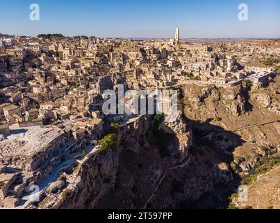 Vue aérienne de la ville médiévale de Matera Sassi di Matera dans une belle lumière dorée du matin au lever du soleil. Vue sur Sassi di Matera, Basilicate, sou Banque D'Images