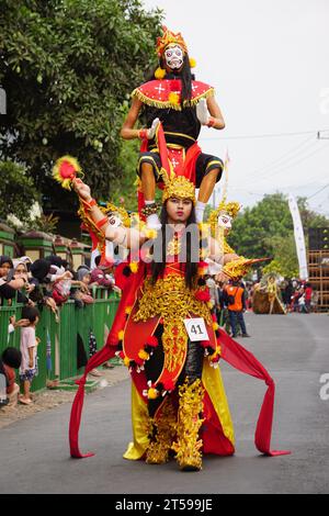 Le participant Biro Fashion Carnival avec un costume exotique Banque D'Images