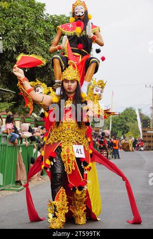 Le participant Biro Fashion Carnival avec un costume exotique Banque D'Images