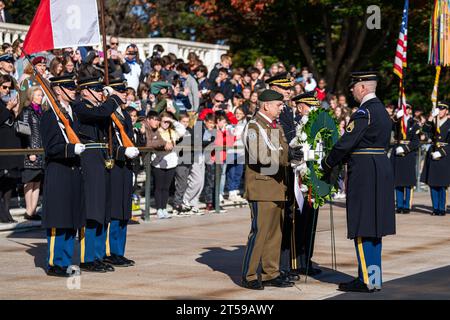 Arlington (États-Unis d ' Amérique). 02 novembre 2023. Arlington (États-Unis d ' Amérique). 02 novembre 2023. Le chef d'état-major général des forces armées polonaises, le lieutenant général Wieslaw Kukula, au centre, participe à une cérémonie de dépôt de couronnes d'honneur des forces armées à la tombe du soldat inconnu au cimetière national d'Arlington, le 2 novembre 2023 à Arlington, Virginie, États-Unis. Crédit : Henry Villarama/États-Unis Army/Alamy Live News Banque D'Images