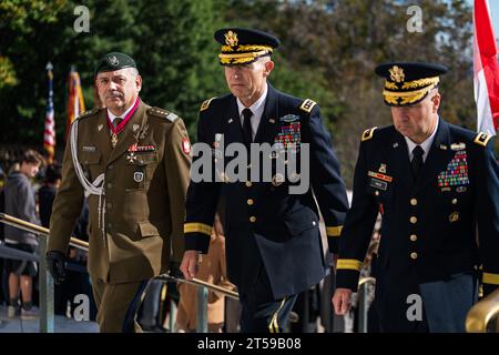 Arlington (États-Unis d ' Amérique). 02 novembre 2023. Arlington (États-Unis d ' Amérique). 02 novembre 2023. Chef d'état-major des forces armées polonaises, le lieutenant général Wieslaw Kukula, à gauche, le chef d'état-major de l'armée américaine, le général Randy George, au centre, et l'assistant spécial du directeur de l'état-major de l'armée, le major général Anthony Hale, participent à une cérémonie de dépôt de couronnes d'honneur des forces armées à la tombe du soldat inconnu au cimetière national d'Arlington, le 2 novembre 2023 à Arlington, Virginie, États-Unis. Crédit : Henry Villarama/États-Unis Army/Alamy Live News Banque D'Images