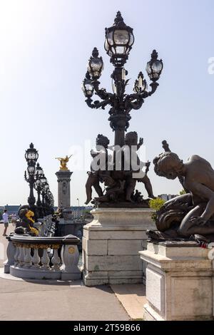 Lampadaires ornés sur le pont Alexandre III, 8e arrondissement, Paris, Île-de-France, France Banque D'Images