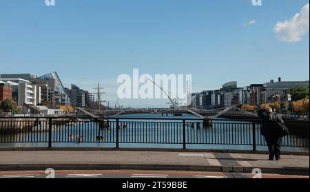 Vue sur la rivière Liffey avec touriste Banque D'Images