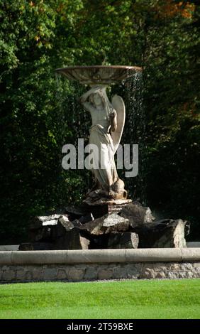 Une fontaine à Iveagh Gardens Dubline conçue par Ninian Niven en 1865, mais avec une histoire datant de plus de trois cents ans,. Les jardins d'Iveagh le sont Banque D'Images