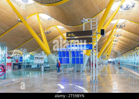 Hall des arrivées dans le terminal 4. Aéroport de Madrid–Barajas, district de Barajas, Madrid, Royaume d'Espagne Banque D'Images