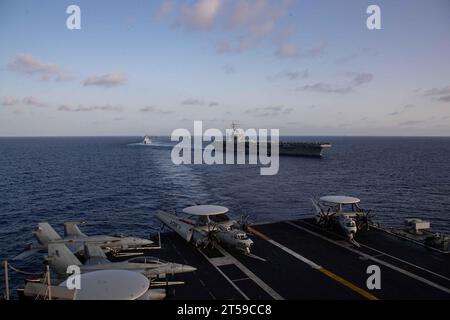 Mer Méditerranée, États-Unis. 03 novembre 2023. Le porte-avions USS Dwight D. Eisenhower de la classe Nimitz de l'US Navy, à droite, dirige une formation de navires vus depuis le pont d'envol du porte-avions USS Gerald R. Ford, au cours d'une démonstration de force en cours, le 3 novembre 2023 en Méditerranée orientale. Crédit : MC2 Jacob Mattingly/États-Unis Navy photo/Alamy Live News Banque D'Images