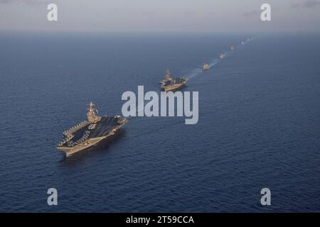 Mer Méditerranée, États-Unis. 03 novembre 2023. Le porte-avions USS Gerald R. Ford, de la classe Ford de l'US Navy, à gauche, et le porte-avions de la classe Nimitz USS Dwight D. Eisenhower, 2e à gauche, mènent une formation de navires lors d'une démonstration de force en cours, le 3 novembre 2023 en Méditerranée orientale. Crédit : MC2 Jacob Mattingly/États-Unis Navy photo/Alamy Live News Banque D'Images