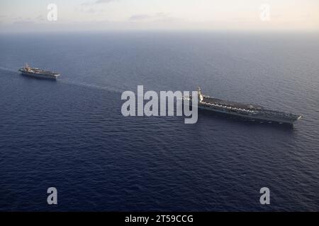 Mer Méditerranée, États-Unis. 03 novembre 2023. Le porte-avions USS Gerald R. Ford, de la classe Ford de l'US Navy, à droite, et le porte-avions de la classe Nimitz USS Dwight D. Eisenhower, à gauche, dirigent une formation de navires lors d'une démonstration de force en cours, le 3 novembre 2023 en Méditerranée orientale. Crédit : MC2 Jacob Mattingly/États-Unis Navy photo/Alamy Live News Banque D'Images