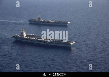 Mer Méditerranée, États-Unis. 03 novembre 2023. Le porte-avions USS Gerald R. Ford, de la classe Ford de l'US Navy, à gauche, et le porte-avions de la classe Nimitz USS Dwight D. Eisenhower, à droite, mènent une formation de navires lors d'une démonstration de force en cours, le 3 novembre 2023 en Méditerranée orientale. Crédit : MC2 Jacob Mattingly/États-Unis Navy photo/Alamy Live News Banque D'Images