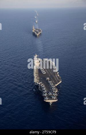 Mer Méditerranée, États-Unis. 03 novembre 2023. Le porte-avions USS Gerald R. Ford, de la classe Ford de l'US Navy, à gauche, et le porte-avions de la classe Nimitz USS Dwight D. Eisenhower, 2e à gauche, mènent une formation de navires lors d'une démonstration de force en cours, le 3 novembre 2023 en Méditerranée orientale. Crédit : MC2 Jacob Mattingly/États-Unis Navy photo/Alamy Live News Banque D'Images