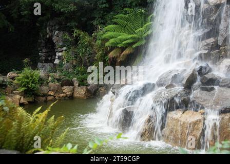 La Cascade dans les jardins d'Iveag qui ont tous été conçus par Ninian Niven en 1865, mais avec une histoire datant de plus de trois cents ans, le Gard d'Iveagh Banque D'Images