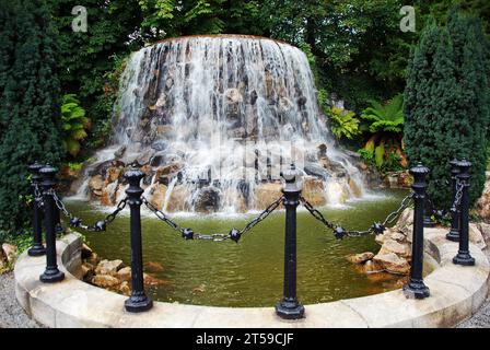 La Cascade dans les jardins d'Iveagh tous conçus par Ninian Niven en 1865, mais avec une histoire datant de plus de trois cents ans, les jardins d'Iveagh sont lo Banque D'Images