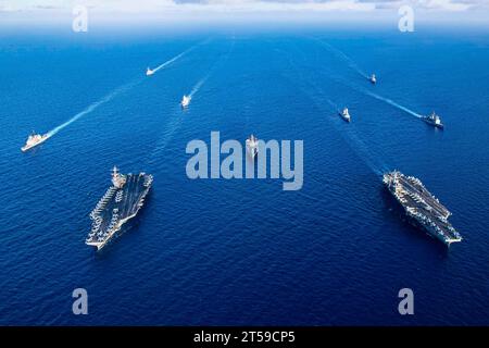 Mer Méditerranée, États-Unis. 03 novembre 2023. Le porte-avions USS Gerald R. Ford, de la classe Ford de l'US Navy, à gauche, et le porte-avions de la classe Nimitz USS Dwight D. Eisenhower, à droite, mènent une formation de navires lors d'une démonstration de force en cours, le 3 novembre 2023 en Méditerranée orientale. Crédit : MC2 Jacob Mattingly/États-Unis Navy photo/Alamy Live News Banque D'Images