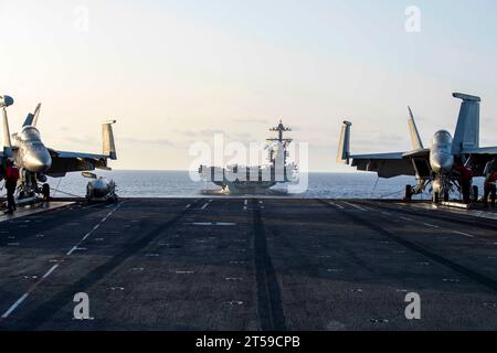 Mer Méditerranée, États-Unis. 03 novembre 2023. Le porte-avions USS Gerald R. Ford, de la classe Ford de l'US Navy, dirige une formation de navires vus depuis le pont d'envol du porte-avions USS Dwight D. Eisenhower de la classe Nimitz lors d'une démonstration de force en cours, le 3 novembre 2023 en Méditerranée orientale. Crédit : MC2 Jacob Mattingly/États-Unis Navy photo/Alamy Live News Banque D'Images