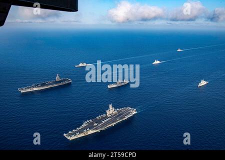 Mer Méditerranée, États-Unis. 03 novembre 2023. Le porte-avions USS Gerald R. Ford, de la classe Ford de l'US Navy, à gauche, et le porte-avions de la classe Nimitz USS Dwight D. Eisenhower, à droite, mènent une formation de navires lors d'une démonstration de force en cours, le 3 novembre 2023 en Méditerranée orientale. Crédit : MC2 Jacob Mattingly/États-Unis Navy photo/Alamy Live News Banque D'Images