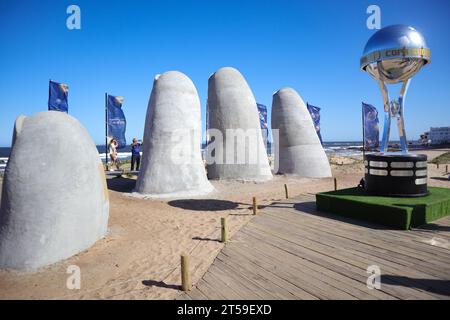 Punta del Este, Uruguay , 27 octobre 2023, trophée Copa Sudamericana exposé dans l'un des lieux emblématiques de Punta del Este, la Mano à Playa Brava (Pho Banque D'Images