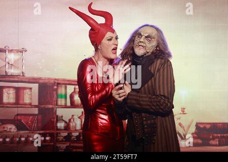 Brocken, Allemagne. 03 novembre 2023. L'acteur Faust Christian Venske se tient à côté de l'actrice Mephista Jessica Fendler dans une scène. Après une pause de quatre ans, la première de 'Faust on the Brocken - Rock Theater basé sur Goethe' a eu lieu au Brocken. D'autres représentations sont prévues le week-end jusqu'à 19.11. Les clients sont transportés de Wernigerode à Brocken sur le 'Mephisto Express' exploité par Harzer Schmalspurbahnen GmbH. Crédit : Matthias Bein/dpa/Alamy Live News Banque D'Images