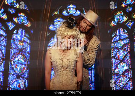 Brocken, Allemagne. 03 novembre 2023. L'acteur Faust Christian Venske se tient à côté de l'actrice Gretchen Anika Bollmann dans une scène. Après une pause de quatre ans, la première de 'Faust on the Brocken - Rock Theater basé sur Goethe' a eu lieu au Brocken. D'autres représentations sont prévues le week-end jusqu'à 19.11. Les clients sont transportés de Wernigerode à Brocken sur le 'Mephisto Express' exploité par Harzer Schmalspurbahnen GmbH. Crédit : Matthias Bein/dpa/Alamy Live News Banque D'Images
