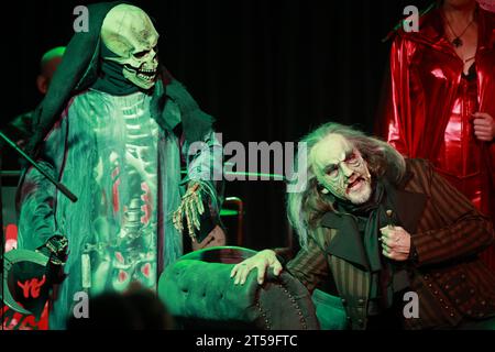 Brocken, Allemagne. 03 novembre 2023. L'acteur Faust Christian Venske est assis à droite dans une scène. Après une pause de quatre ans, la première de 'Faust on the Brocken - Rock Theater basé sur Goethe' a eu lieu au Brocken. D'autres représentations sont prévues le week-end jusqu'à 19.11. Les clients sont transportés de Wernigerode à Brocken sur le 'Mephisto Express' exploité par Harzer Schmalspurbahnen GmbH. Crédit : Matthias Bein/dpa/Alamy Live News Banque D'Images