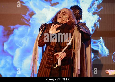 Brocken, Allemagne. 03 novembre 2023. L'acteur Faust Christian Venske se tient devant un mur LED. Après une pause de quatre ans, la première de 'Faust on the Brocken - Rock Theater basé sur Goethe' a eu lieu au Brocken. D'autres représentations sont prévues le week-end jusqu'à 19.11. Les clients sont transportés de Wernigerode à Brocken sur le 'Mephisto Express' exploité par Harzer Schmalspurbahnen GmbH. Crédit : Matthias Bein/dpa/Alamy Live News Banque D'Images