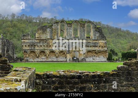 Les vestiges du réfectoire aux ruines de l'abbaye de Rievaulx, Rievaulx, près de Helmsley, dans le parc national des Moors de North York, North York, Angleterre, Royaume-Uni Banque D'Images