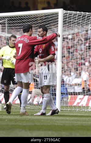 RYAN GIGGS, FINALE DE la FA CUP, 2004 : Ryan Giggs est abattu pour une pénalité et un jeune Ronaldo le félicite. FA Cup final 2004, Manchester United contre Millwall, mai 22 2004. Man Utd a remporté la finale 3-0. Photographie : ROB WATKINS Banque D'Images