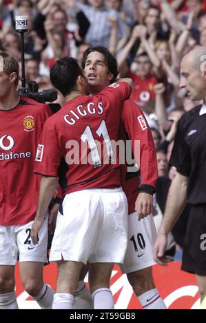 RYAN GIGGS, RUUD VAN NISTELROOY, FINALE DE la FA CUP, 2004 : célébration de pénalité Van Nistelrooy. C'est le premier but de Ruud de la finale et le deuxième de United. FA Cup final 2004, Manchester United contre Millwall, mai 22 2004. Man Utd a remporté la finale 3-0. Photographie : ROB WATKINS Banque D'Images