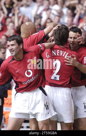 RYAN GIGGS, ROY KEANE, GARY NEVILLE, FINALE DE la FA CUP, 2004 : célébration de pénalité Van Nistelrooy. C'est le premier but de Ruud de la finale et le deuxième de United. FA Cup final 2004, Manchester United contre Millwall, mai 22 2004. Man Utd a remporté la finale 3-0. Photographie : ROB WATKINS Banque D'Images