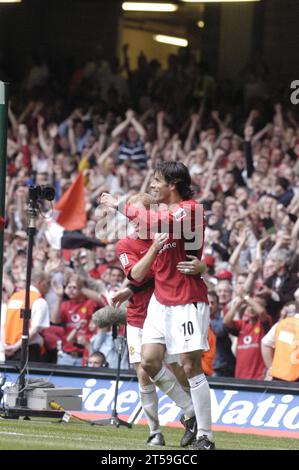 RUUD VAN NISTELROOY, FINALE DE FA CUP, 2004:Van Nistelrooy et les autres joueurs de Manchester Utd célèbrent son deuxième but et le troisième de son équipe, FA Cup final 2004, Manchester United v Millwall, mai 22 2004. Man Utd a remporté la finale 3-0. Photographie : ROB WATKINS Banque D'Images