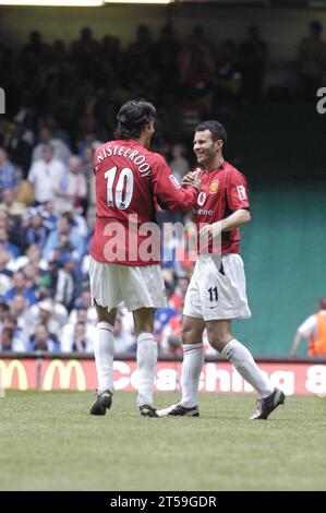 RUUD VAN NISTELROOY, FINALE DE FA CUP, 2004 : Van Nistelrooy et Ryan Giggs célèbrent son deuxième but et le troisième de United. FA Cup final 2004, Manchester United contre Millwall, mai 22 2004. Man Utd a remporté la finale 3-0. Photographie : ROB WATKINS Banque D'Images