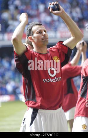 RYAN GIGGS, FINALE DE la FA CUP, 2004 : Ryan Giggs célèbre après le match. FA Cup final 2004, Manchester United contre Millwall, mai 22 2004. Photographie : ROB WATKINS Banque D'Images