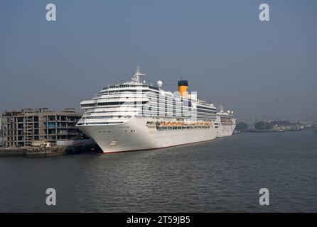 Mumbai, Inde. 03 novembre 2023. Le paquebot de croisière italien Costa Serena est vu à quai au port de Mumbai. (Photo Ashish Vaishnav/SOPA Images/Sipa USA) crédit : SIPA USA/Alamy Live News Banque D'Images