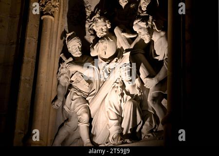 Jésus-Christ avec la croix à l'intérieur de la cathédrale de Saint Michael et St. Gudula (Cathédrale des Saints Michel et Gudule) – Bruxelles Belgique Banque D'Images