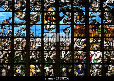 Vitrail à l'intérieur de la cathédrale de St. Michael et St. Gudula (Cathédrale des Saints Michel et Gudule) – Bruxelles Belgique – 23 octobre 2023 Banque D'Images