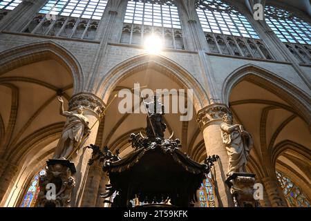 Sommet de la chaire baroque dans la cathédrale de St. Michael et St. Gudula (Cathédrale des Saints Michel et Gudule) – Bruxelles Belgique – 23 octobre 2023 Banque D'Images